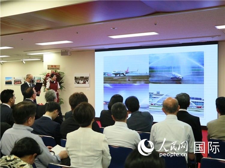 世界華人攝影聯(lián)盟副主席馮學(xué)敏現(xiàn)場點(diǎn)評(píng)。人民網(wǎng) 許可攝