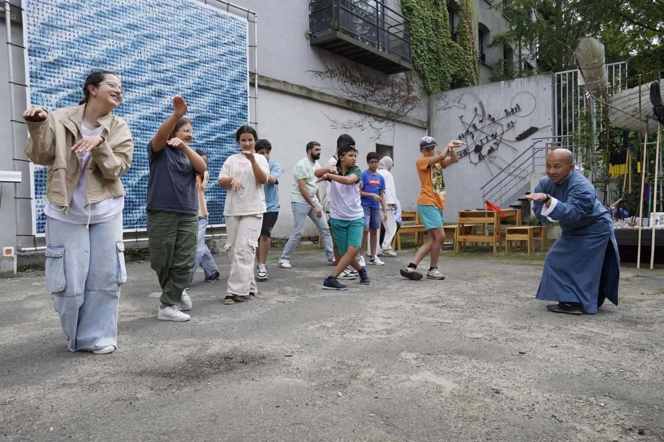 孩子們與魯汶大學(xué)武術(shù)老師，北少林長拳傳人羅師傅學(xué)習(xí)中國功夫。比利時(shí)維他命文化傳媒供圖