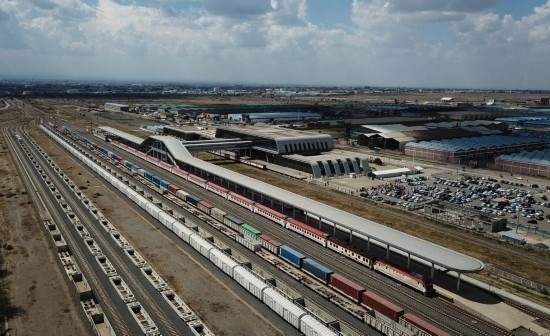 這是2023年9月在肯尼亞首都內(nèi)羅畢拍攝的蒙內(nèi)鐵路內(nèi)羅畢站（無人機(jī)照片）。新華社記者 韓旭 攝