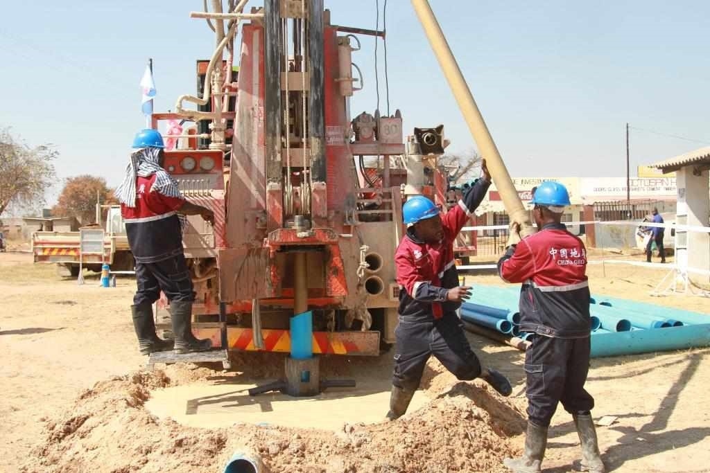 7月22日，工人在津巴布韋東馬紹納蘭省舉行的中國(guó)援津巴布韋300口水井項(xiàng)目開工儀式上鉆井。新華社發(fā)