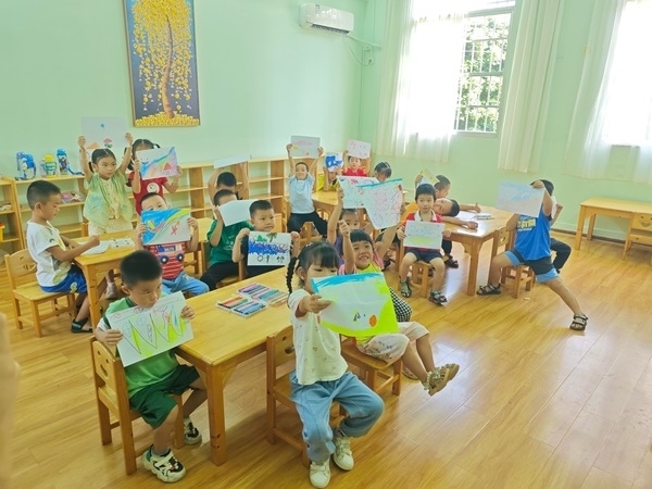 孩子們在公益托管班上畫畫課。莫菲菲攝