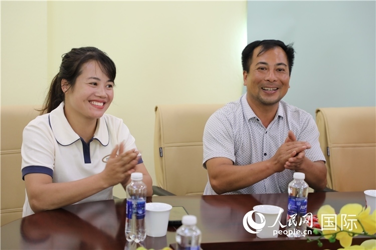 越南沙巴市黃連寄宿制民族小學(xué)老師阮氏秋姮、阮文享。人民網(wǎng)記者簡承淵攝