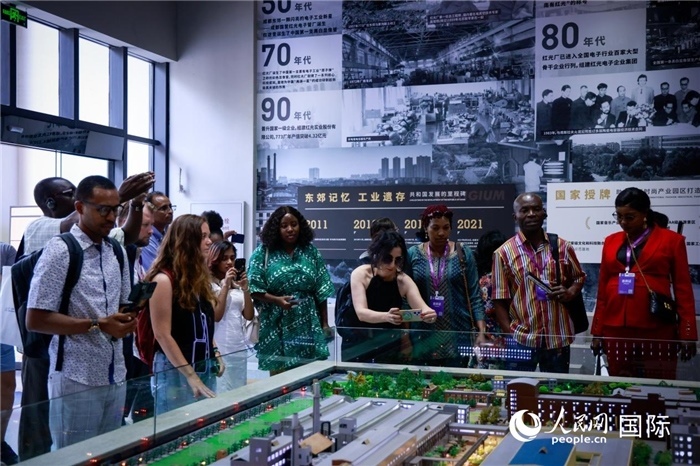 2024“一帶一路”媒體合作論壇聯(lián)合采訪調(diào)研行成員在東郊記憶園區(qū)參觀采訪。本報(bào)記者 伊霄攝