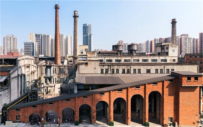 在原成都國(guó)營(yíng)紅光電子管廠舊址上改建而成的東郊記憶園區(qū)南大門(mén)。大門(mén)既保留了老工業(yè)區(qū)的風(fēng)貌，又融入了現(xiàn)代審美和創(chuàng)意，成為了園區(qū)一大亮點(diǎn)。資料圖片