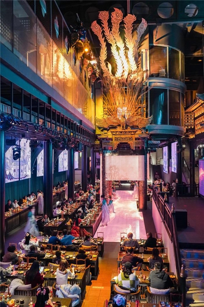 東郊記憶園區(qū)內(nèi)以蜀地文化為創(chuàng)作背景，溯源中國(guó)傳統(tǒng)宴飲儀禮打造的全景沉浸式漢文化主題餐秀。成都傳媒集團(tuán)供圖