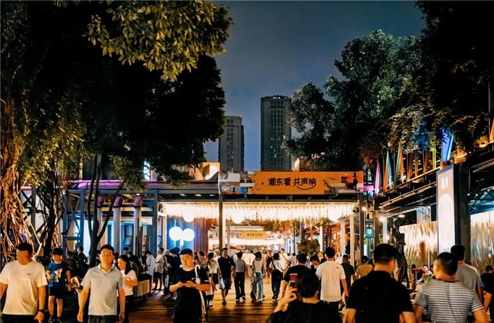 夜幕下的東郊記憶園區(qū)人流如織，熱度不減。資料圖片