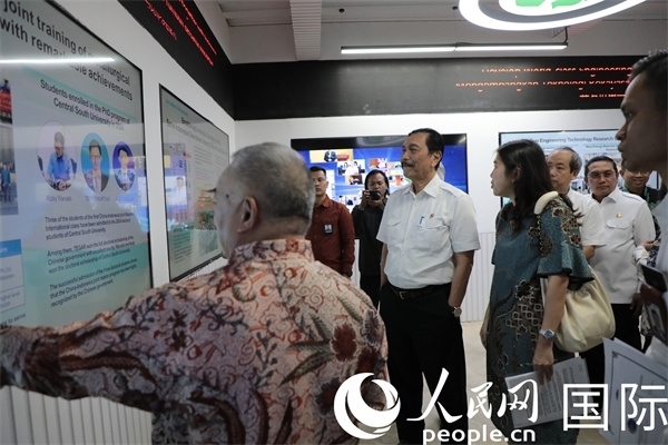 印尼對華合作牽頭人、統(tǒng)籌部長盧胡特（中）參觀中國—印尼新能源材料與冶金工程技術(shù)聯(lián)合研究實(shí)驗(yàn)室。人民網(wǎng)記者曹師韻攝