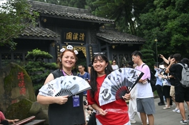 媒體考察團成員在都江堰清溪園合影留念。（陳斌 攝）