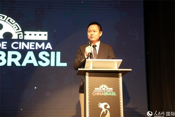 當(dāng)?shù)貢r間8月26日晚，中國駐里約總領(lǐng)館副總領(lǐng)事王尉育在第三屆中國－巴西電影展開幕式上致辭。 人民網(wǎng)記者 陳一鳴攝