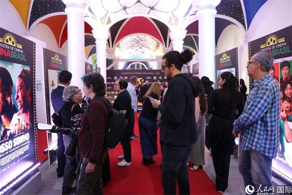 為期4天的第三屆中國－巴西電影展期間，來自中巴兩國的14部參展影片受到巴西電影愛好者和社會各界人士好評，圖為當(dāng)?shù)赜^眾在影展舉辦地巴西里約熱內(nèi)盧勞拉—阿爾維姆文化之家的迎賓廳欣賞參展電影海報。 人民網(wǎng)記者 陳一鳴攝