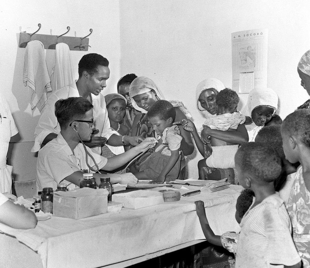 1968年4月，中國(guó)醫(yī)療隊(duì)醫(yī)生在索馬里阿弗戈依鎮(zhèn)巡回醫(yī)療時(shí)為當(dāng)?shù)貎和尾　? width=