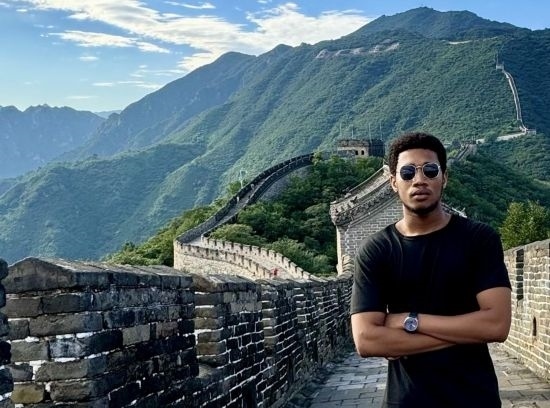 8月28日，尼日利亞青年阿米爾·阿希姆在慕田峪長城留影。新華社發(fā)（清華大學供圖）