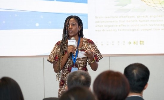 8月29日，在第二屆清華國際青年對話論壇活動上，來自烏干達的媒體人詹尼弗·阿西姆韋分享中國之旅的感悟。新華社發(fā)（畢尚宏攝）