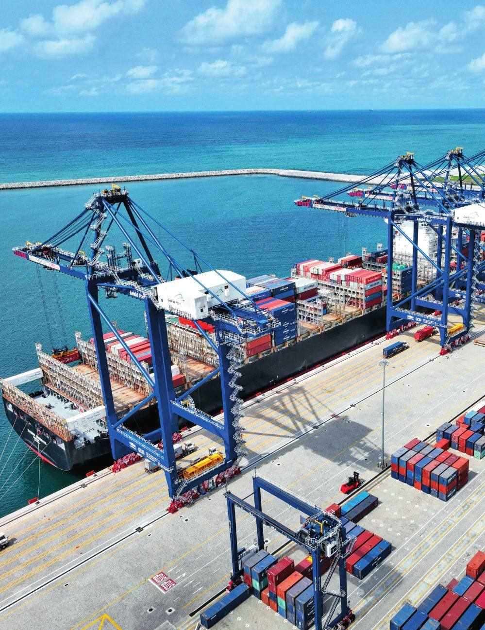 由中國(guó)港灣工程有限責(zé)任公司承建的尼日利亞萊基深水港位于中尼合作建設(shè)的拉各斯萊基自貿(mào)區(qū)內(nèi)，是尼日利亞首個(gè)現(xiàn)代化深水港和最大港口。圖為一艘貨輪在尼日利亞拉各斯萊基深水港裝卸集裝箱（2024 年 3 月 11 日攝）萊基港公司供圖