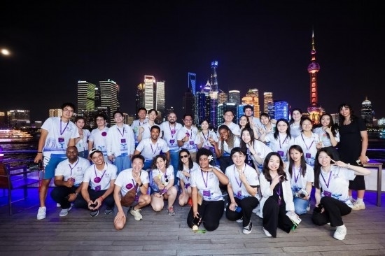 8月21日，中外青年在上海參觀時合影留念。新華社發(fā)（清華大學供圖）