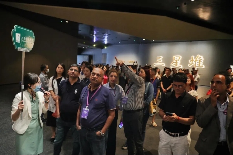 8月31日，亞洲媒體考察團參訪三星堆博物館。《中國經濟周刊》記者肖翊攝