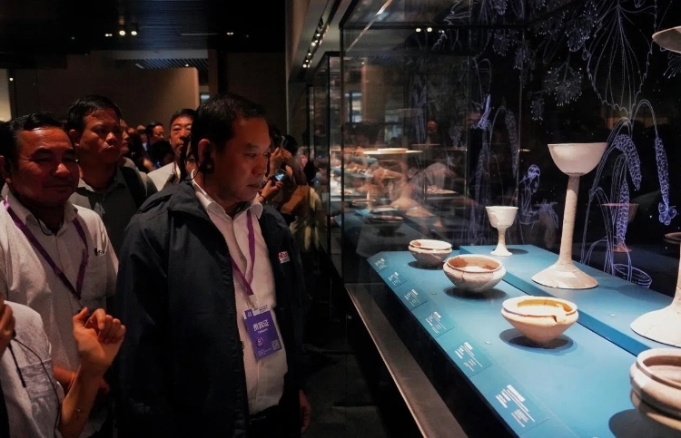 8月31日，亞洲媒體考察團參訪三星堆博物館。左一為老撾博利坎賽省新聞文化旅游廳廳長頌通·威本康。《人民日報海外版》記者喬宇攝