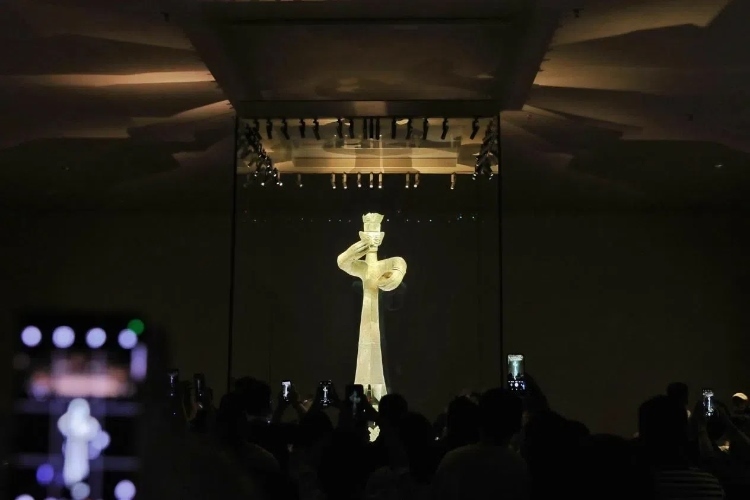 8月31日，亞洲媒體考察團參訪三星堆博物館?！吨袊洕芸酚浾咝ゑ磾z