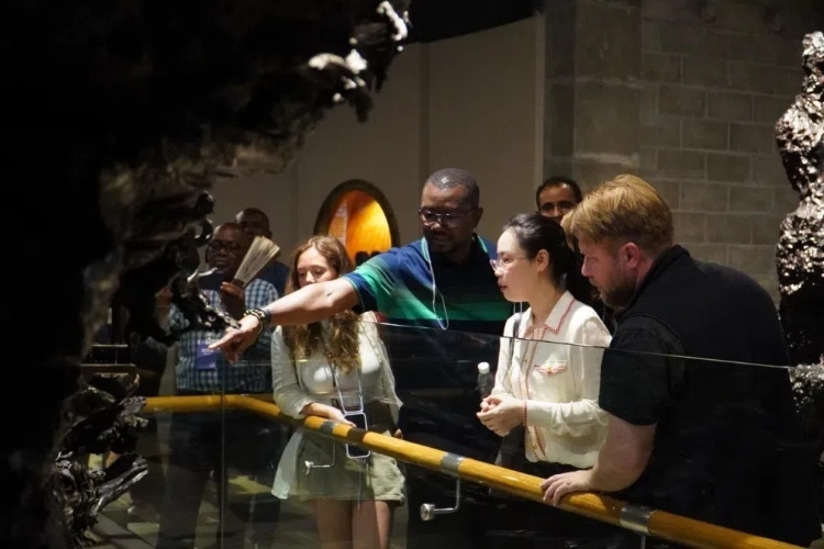 2024“一帶一路”媒體合作論壇聯(lián)合采訪調(diào)研行成員在樂山烏木文化博覽苑調(diào)研采訪。人民網(wǎng)記者 趙祖樂攝