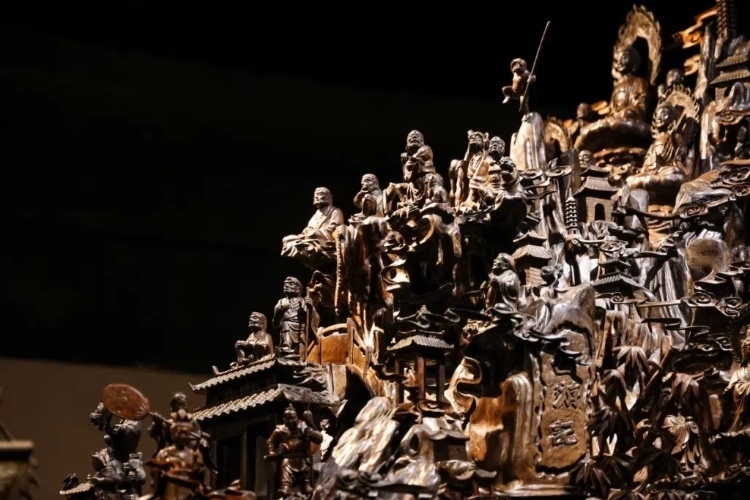 烏木博物館中展出的烏木雕刻藝術(shù)品《西游記》（局部）。本報記者 伊霄攝