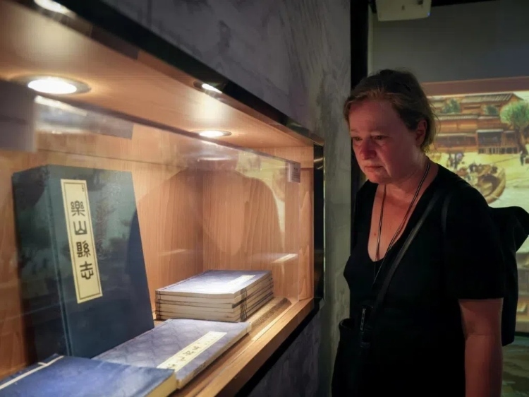 2024“一帶一路”媒體合作論壇聯(lián)合采訪調(diào)研行成員在蘇稽古鎮(zhèn)調(diào)研樂山歷史文化。本報記者 伊霄攝