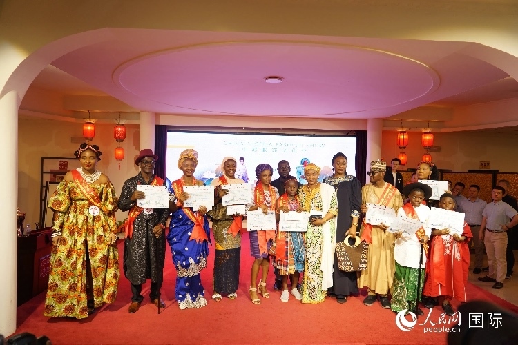 中尼服飾文化秀尼日利亞十佳模特獎(jiǎng)。人民網(wǎng)記者 姜宣攝