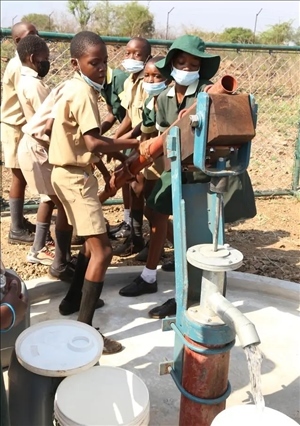 △2021年11月，在津巴布韋南馬塔貝萊蘭省省會(huì)關(guān)達(dá)的塞農(nóng)多小學(xué)，學(xué)生從中國(guó)援建水井里打水。