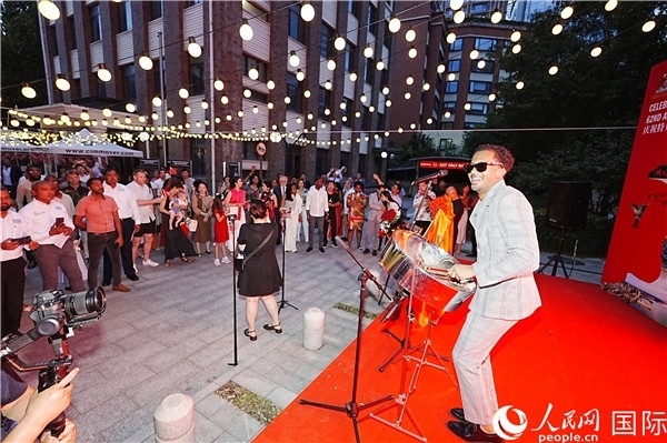 來(lái)自特多的藝術(shù)家在慶祝儀式上表演特多鋼鼓。人民網(wǎng)記者 趙益普攝