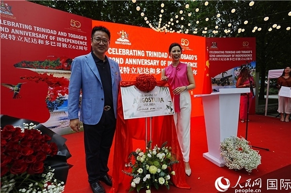 當(dāng)天的慶祝儀式上，還舉行了特多著名酒品牌安高天娜回歸中國(guó)市場(chǎng)的揭幕儀式。人民網(wǎng)記者 趙益普攝