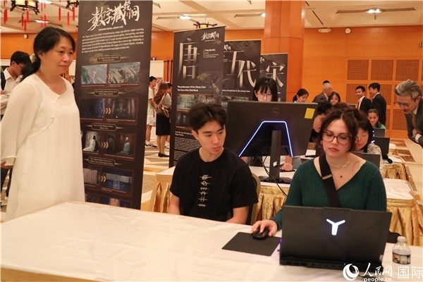 在活動現(xiàn)場，當(dāng)?shù)孛癖婓w驗“數(shù)字藏經(jīng)洞”云游戲，沉浸式體驗敦煌文化。 人民網(wǎng)記者 李志偉攝