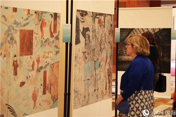 來賓在參觀敦煌高清攝影和壁畫高保真復(fù)制品。 人民網(wǎng)記者 李志偉攝