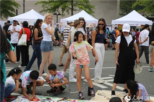 4、活動吸引了很多小朋友參加。 人民網(wǎng)記者 李志偉攝