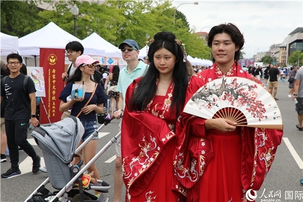 5、當?shù)厝A僑華人身穿漢服參加文化節(jié)。 人民網(wǎng)記者 李志偉攝