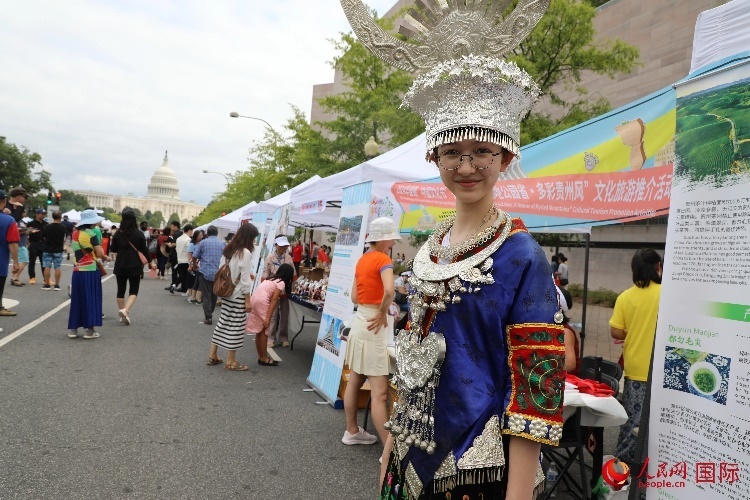 在第22屆美國華盛頓“中國文化節(jié)”上，一名當?shù)孛癖娚泶┲袊贁?shù)民族服飾。人民網(wǎng)記者 李志偉攝