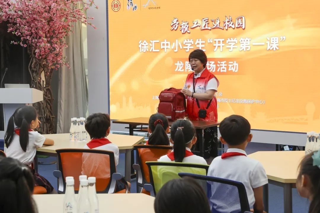 勞模工匠現(xiàn)場(chǎng)向同學(xué)們傳授勞動(dòng)技能。徐匯區(qū)總工會(huì)供圖