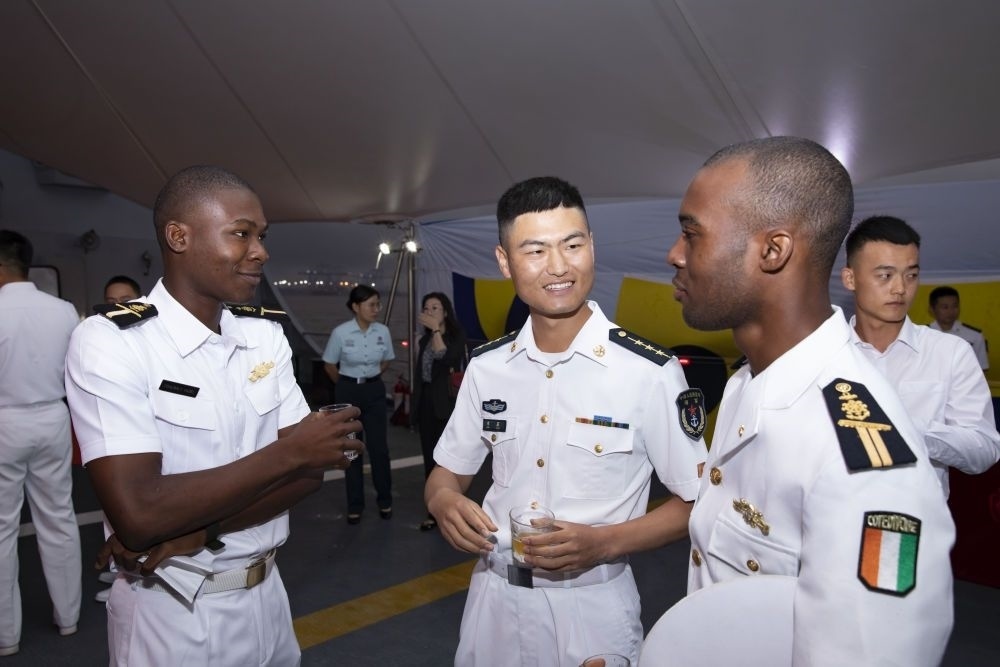 2023年6月25日，中國(guó)和科特迪瓦雙方官兵在南寧艦舉辦的甲板招待會(huì)上交流。中國(guó)海軍第43批護(hù)航編隊(duì)22日抵達(dá)科特迪瓦經(jīng)濟(jì)首都阿比讓，開始對(duì)科特迪瓦為期4天的友好訪問。