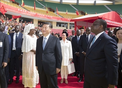 2018年7月22日，國家主席習(xí)近平在達喀爾同時任塞內(nèi)加爾總統(tǒng)薩勒共同出席塞內(nèi)加爾競技摔跤場項目移交儀式。新華社記者 王曄 攝