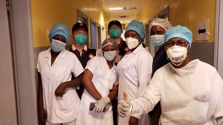 2020年5月26日，中國(guó)抗疫醫(yī)療專家組在剛果（布）首都布拉柴維爾指導(dǎo)新冠肺炎病房建設(shè)時(shí)，與當(dāng)?shù)匾痪€醫(yī)務(wù)人員合影。新華社發(fā)