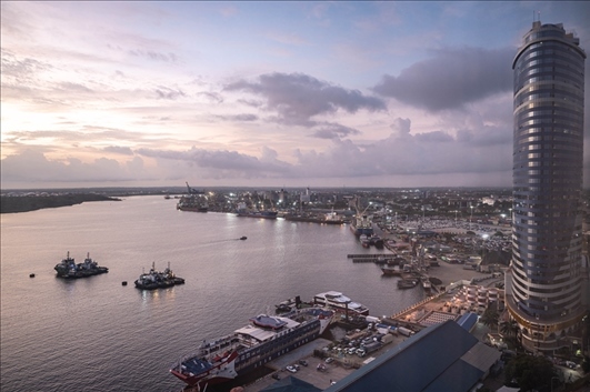 這是2023年12月29日拍攝的日出時分的坦桑尼亞達累斯薩拉姆港。新華社記者 王冠森 攝