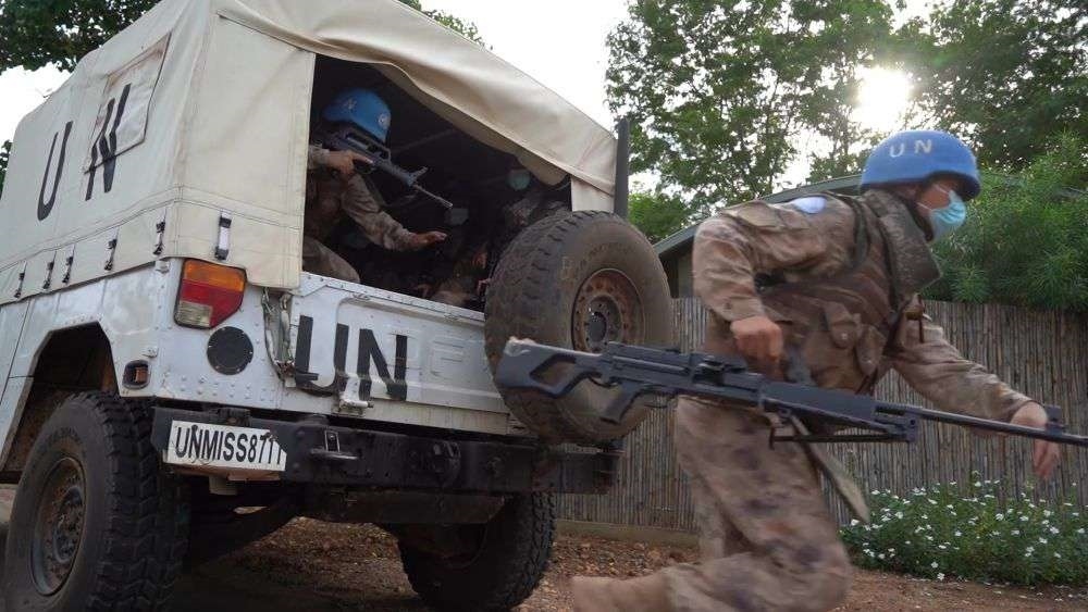 2022年7月27日，中國(guó)第八批赴南蘇丹（朱巴）維和步兵營(yíng)百人防暴隊(duì)抵達(dá)預(yù)定區(qū)域，進(jìn)行綜合防衛(wèi)演練。針對(duì)南蘇丹社會(huì)安全問題及近期在剛果（金）東部地區(qū)發(fā)生的針對(duì)聯(lián)合國(guó)剛果（金）穩(wěn)定特派團(tuán)的抗議示威活動(dòng)，中國(guó)第八批赴南蘇丹（朱巴）維和步兵營(yíng)于日前組織UN HOUSE（聯(lián)合國(guó)之家）綜合防衛(wèi)演練，以應(yīng)對(duì)可能出現(xiàn)的難民涌入、營(yíng)門遇襲、暴恐威脅等突發(fā)情況。