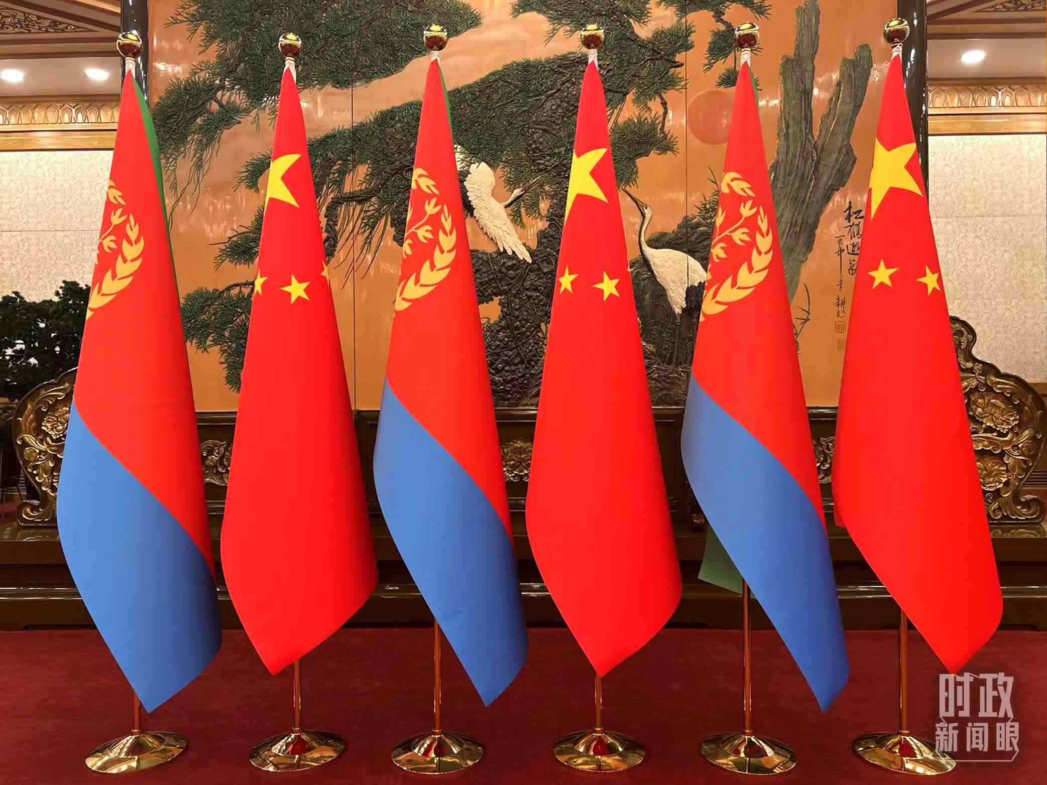 △會(huì)見現(xiàn)場(chǎng)擺放的中國(guó)和厄立特里亞兩國(guó)國(guó)旗。（總臺(tái)央視記者趙婷拍攝）