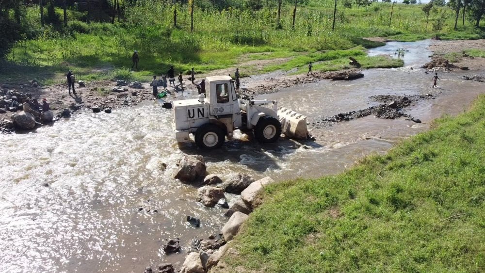 2023年6月7日，在剛果（金）南基伍省卡萊亥地區(qū)，中國(guó)第26批赴剛果（金）維和工兵分隊(duì)官兵進(jìn)行施工作業(yè)。