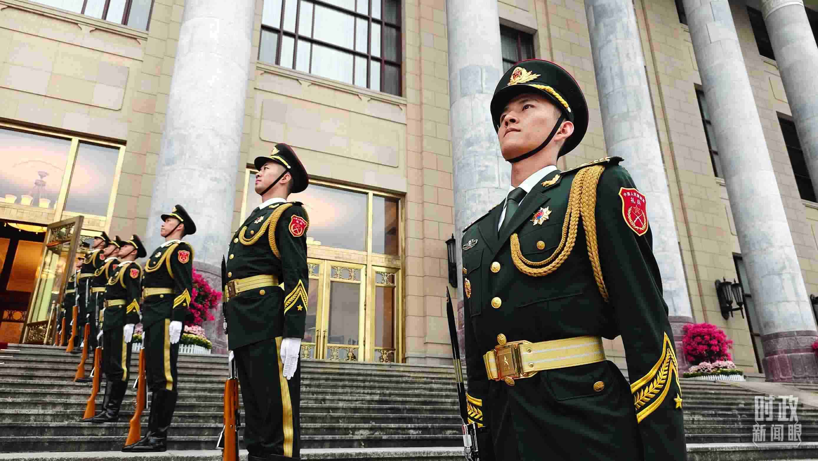  △人民大會堂外，禮兵列隊歡迎外國領(lǐng)導(dǎo)人。（總臺央視記者韓銳拍攝）