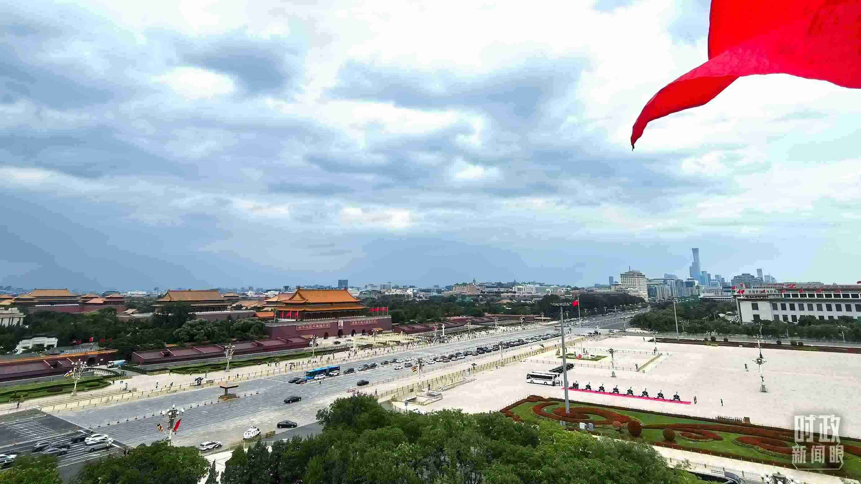 △北京長安街兩側(cè)懸掛中非合作論壇成員旗幟。（總臺央視記者張垚拍攝）