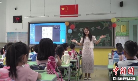 圖為衡水市新苑小學(xué)，老師正在給學(xué)生講開學(xué)第一課的內(nèi)容。王天祥 攝