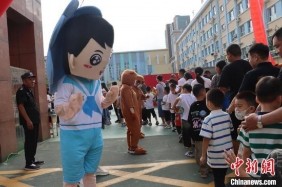 圖為衡水市新苑小學(xué)，老師穿上玩偶服裝歡迎新生入學(xué)。王天祥 攝