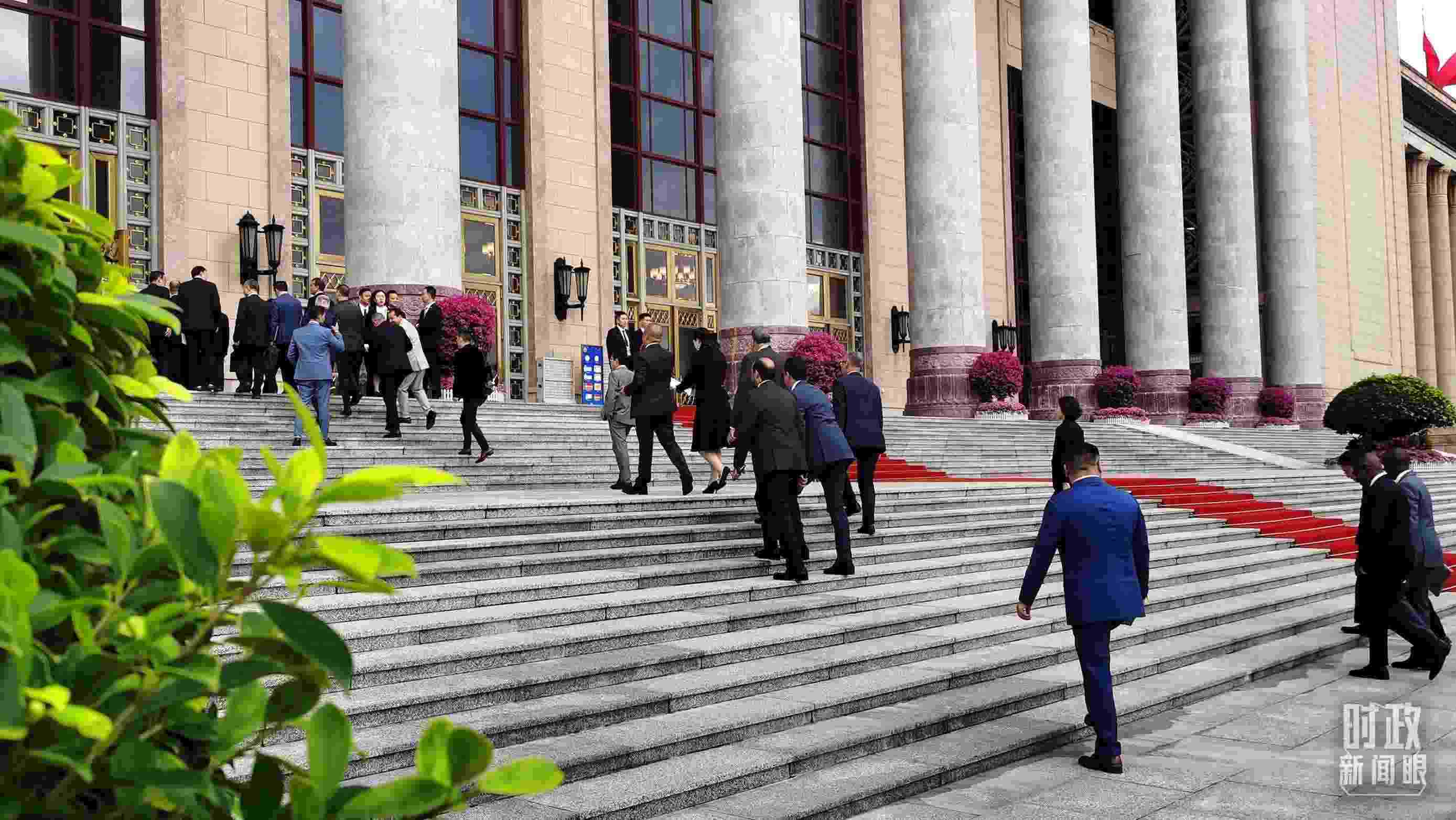  △與會(huì)者正在步入會(huì)場(chǎng)。（總臺(tái)央視記者郭鴻拍攝）