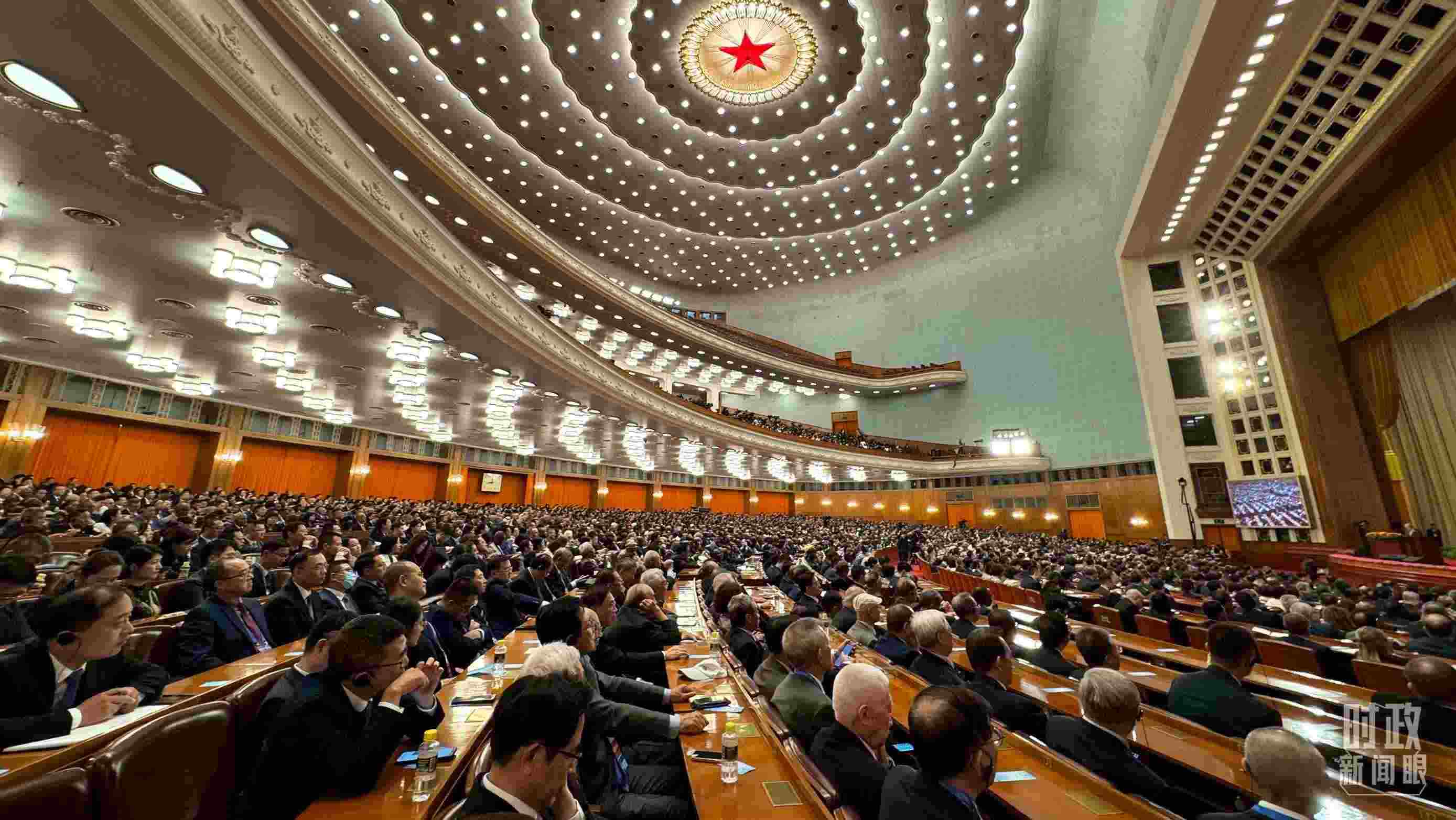  △中非合作論壇非方成員國(guó)國(guó)家元首、政府首腦、代表團(tuán)團(tuán)長(zhǎng)及國(guó)際和地區(qū)組織負(fù)責(zé)人等中外各界人士3200余人出席開幕式。（總臺(tái)央視記者蔣碩拍攝）