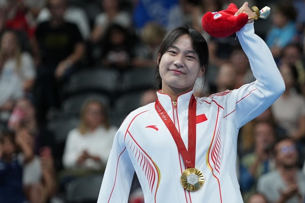 9月4日，蔣裕燕在巴黎殘奧會游泳女子100米自由泳S7級頒獎儀式上。新華社記者 熊琦 攝
