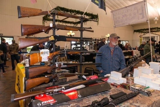 這是2022年1月22日在美國達(dá)拉斯槍展上拍攝的槍支。新華社發(fā)（李琳攝）